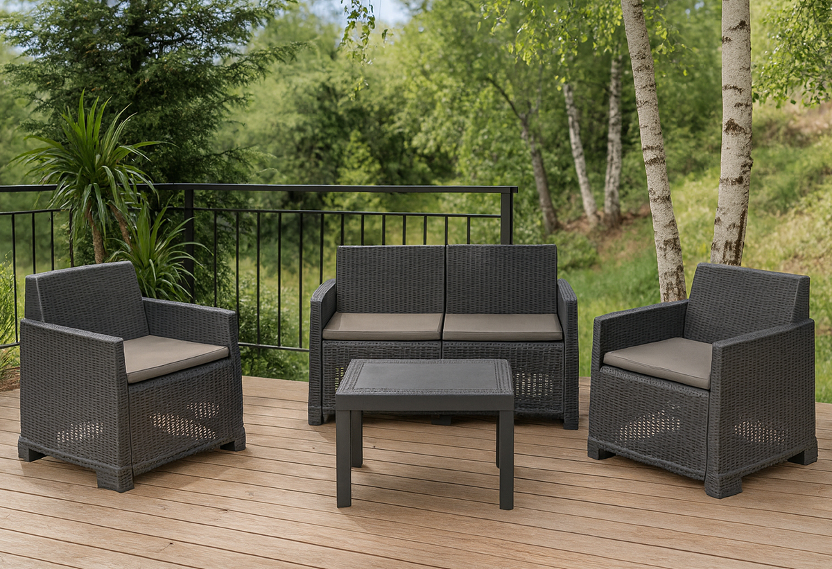 Απεικονίζει το σετ τοποθετημένο σε κήπο